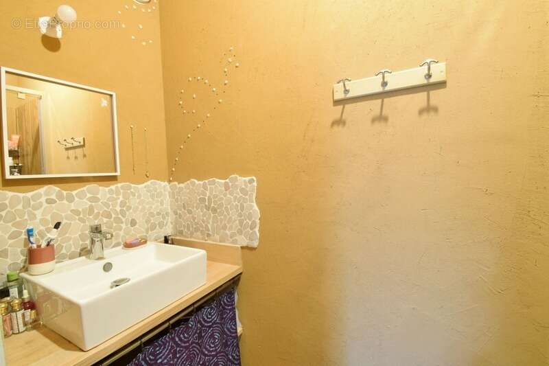 EXCLUSIVITE / Très belle maison avec dépendances et terrain / 63160 Glaine Montaigut - photo 14