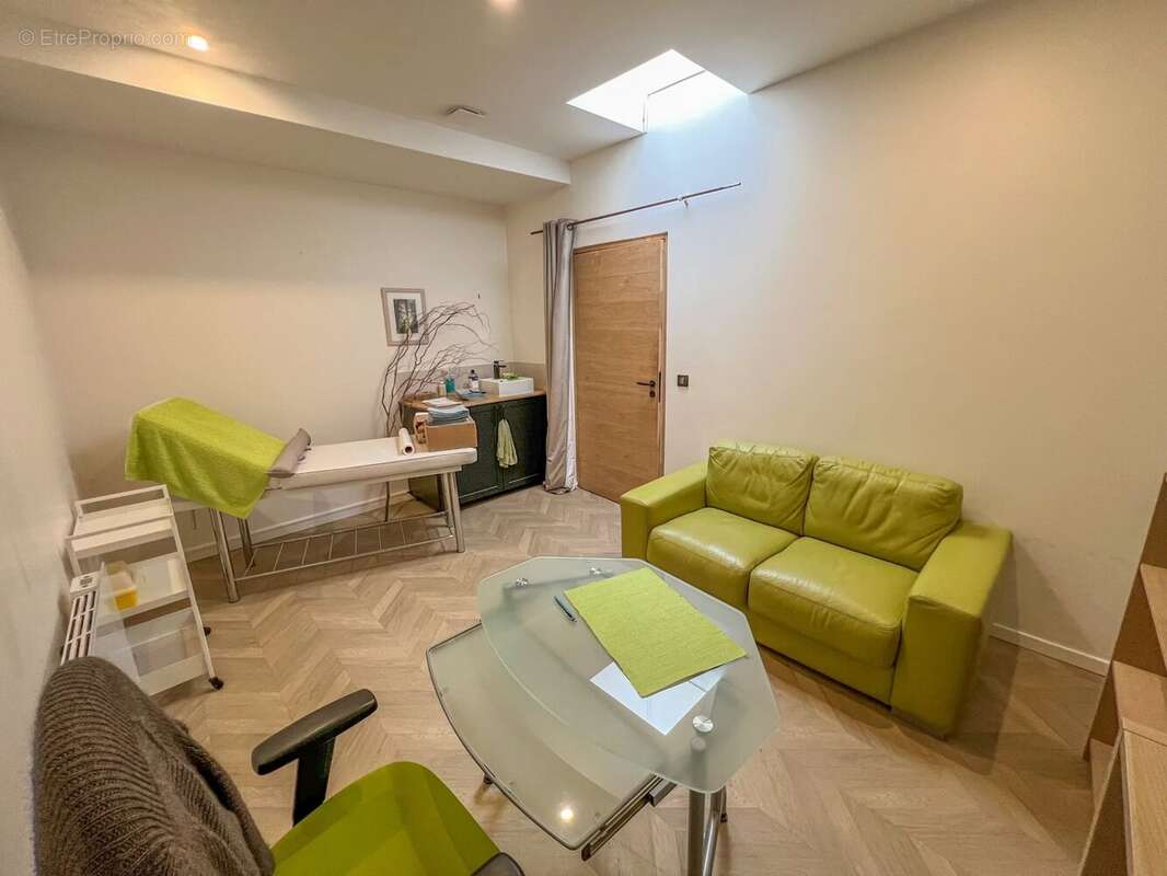 Commerce à LE MESNIL-SAINT-DENIS