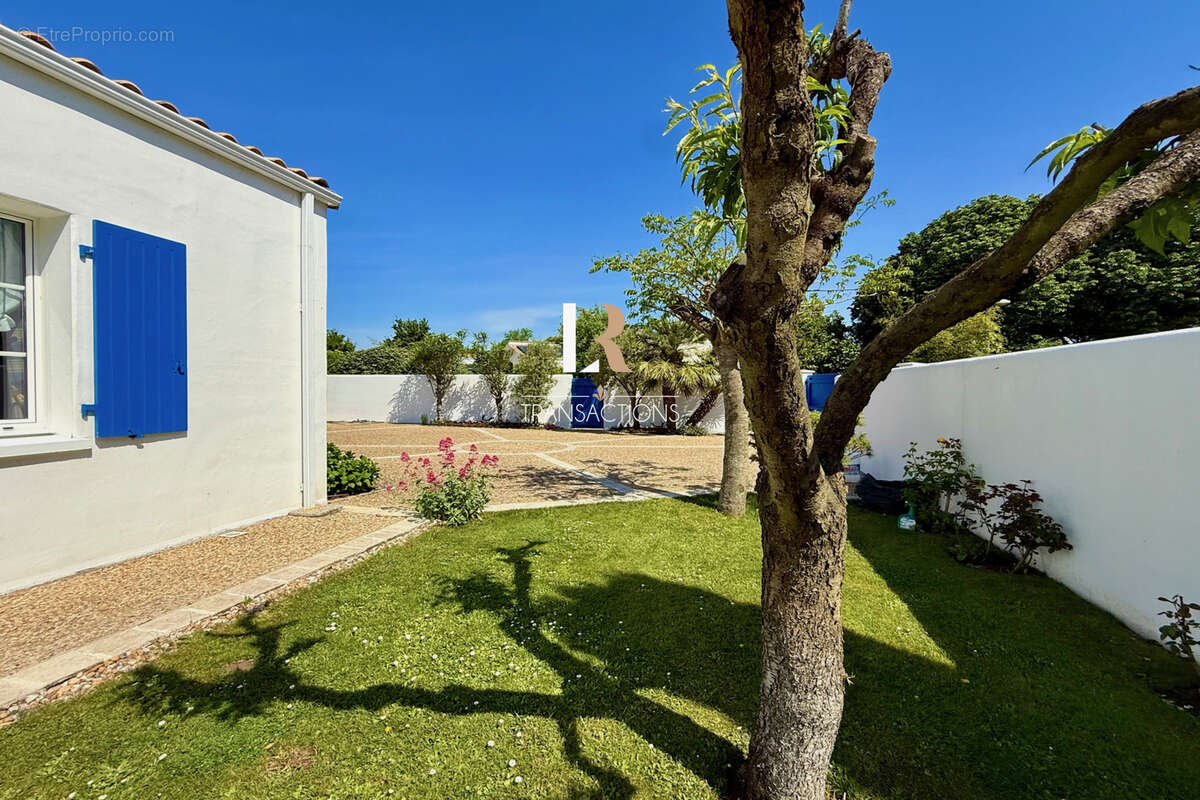 Lagord - Maison de plain pied sur jolie parcelle avec piscine, garage et stationnements - photo 18