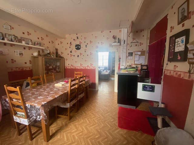 Maison de bourg avec terrasse , garage et possibilité de faire un studio/F1 indépendant - photo 2