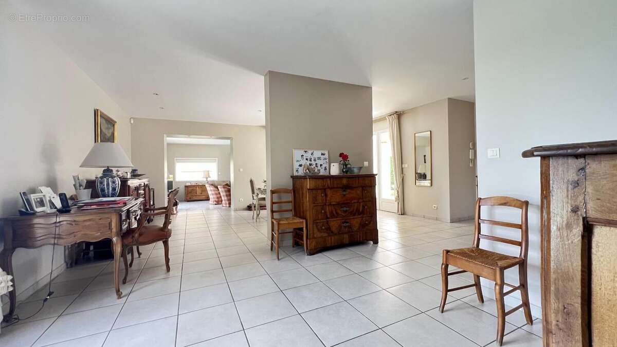 Maison 170 m² à La Tour-De-Salvagny  - photo 8