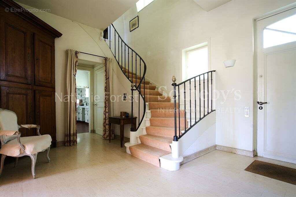 En Exclusivité, Croix résidentiel , élégante maison Maillard , 6 ch, bureau , érigée sur 2159 m2 de - photo 10