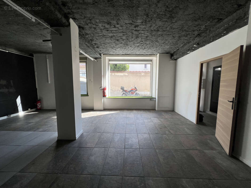 Secteur cormontreuil -  opportunite local commercial de 118m2 avec vitrine - photo 3