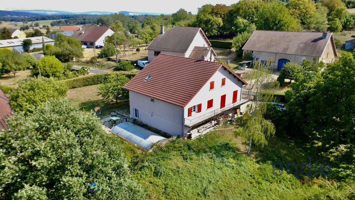 Spacieuse maison familiale de 226 m² avec sept chambres et piscine - photo 2