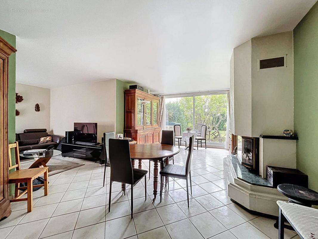 Maison à VOISINS-LE-BRETONNEUX