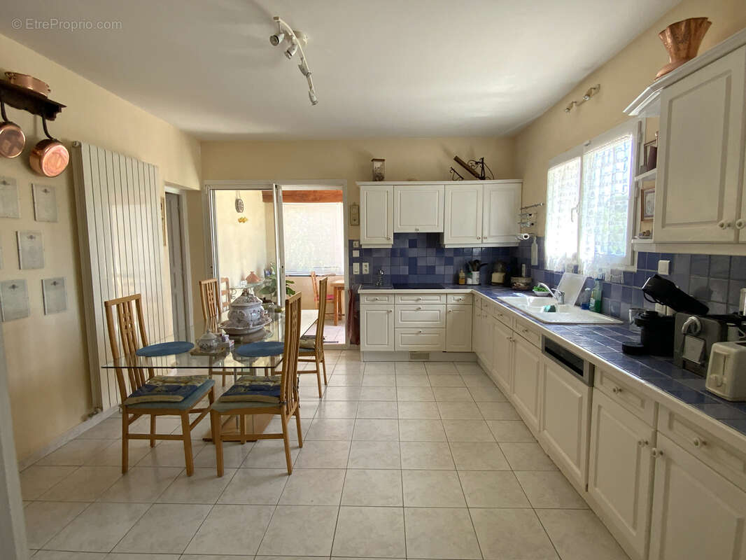Villa de plain pied sur un terrain de 2300 m2 avec piscine. - photo 10