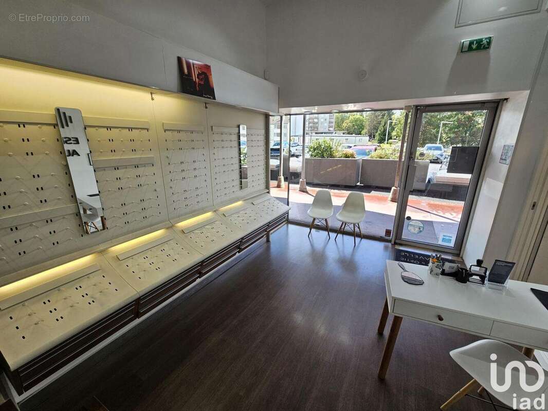 Photo 3 - Commerce à LA CELLE-SAINT-CLOUD