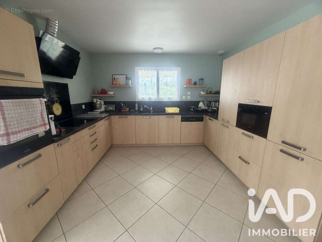 Maison 213 m² à Eglise-Neuve-D'issac  - photo 2