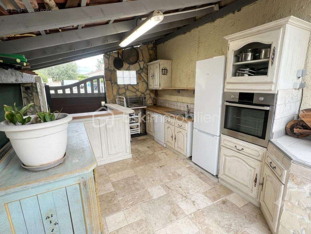 OLLIOULES – FAVEYROLLES - Maison familiale T9 de 160 m² avec annexes, piscine et terrain de 2 000 m² - photo 8