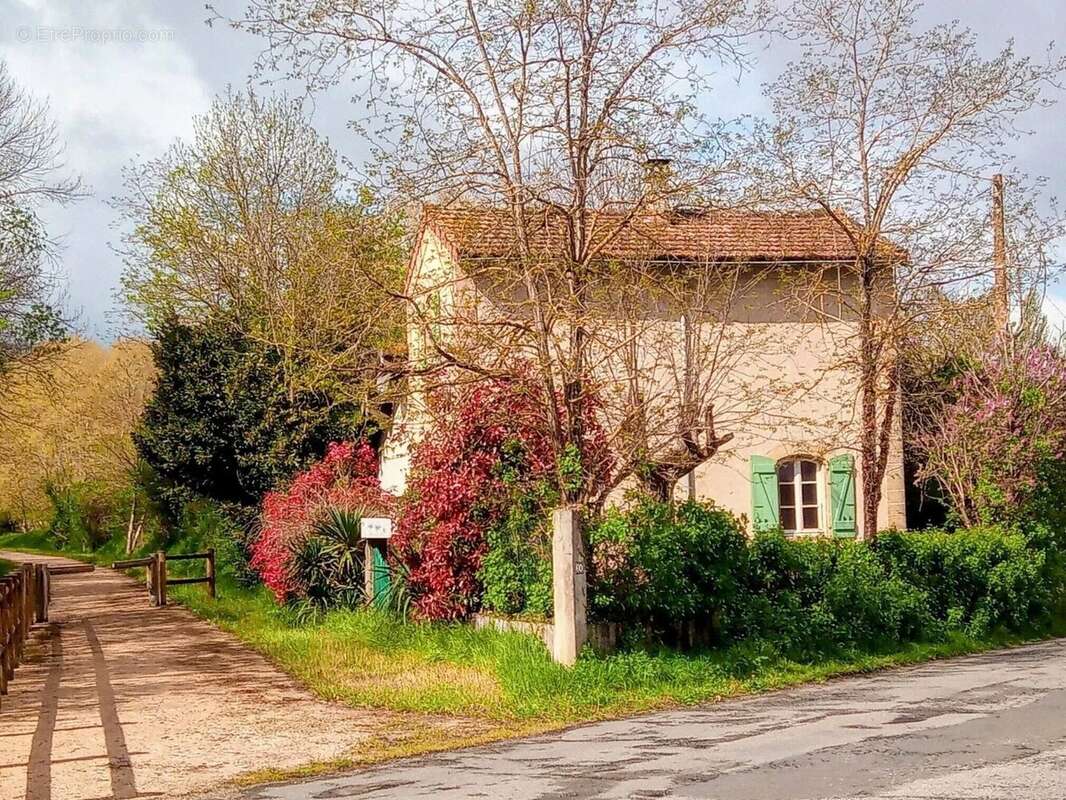 Maison à SAINTE-COLOMBE-SUR-L'HERS