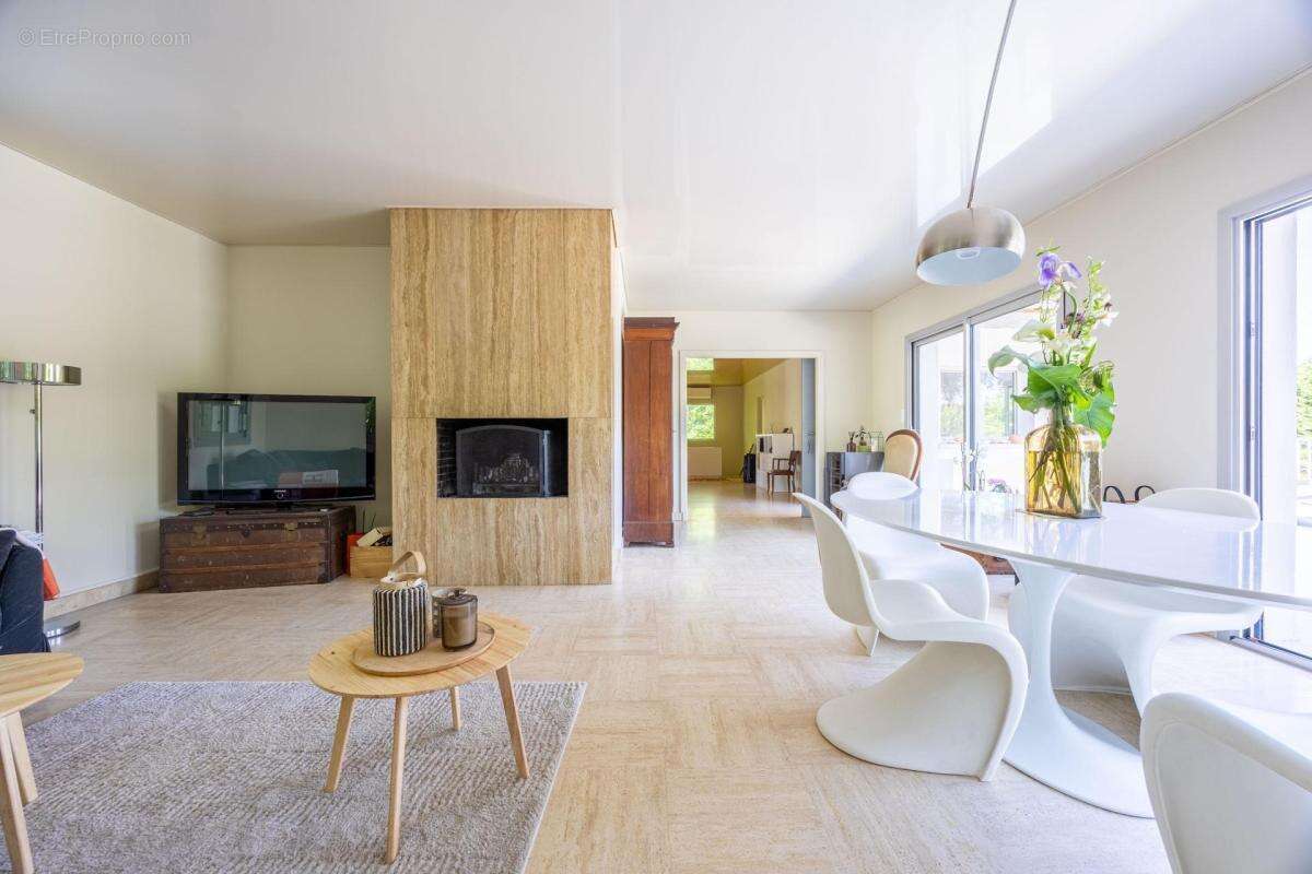 Et si votre prochain coup de cœur se trouvait ici ? Entre piscine, jacuzzi, espaces de réception et environnement boisé, cette p - photo 5