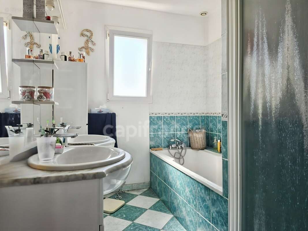 Maison familiale de 4 chambres sur plus de 6 000 m² de terrain à Saint-Maixent - photo 16