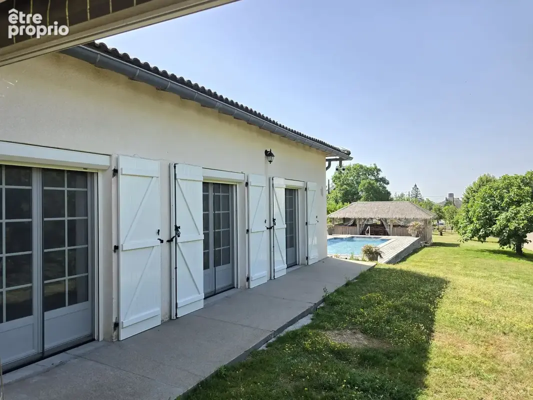 Elegante villa de plain pied avec piscine et vaste terrain - photo 5