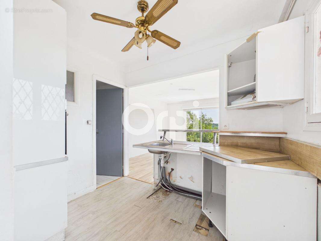Appartement a renover - t2 bis - belle terrasse + cave + stationnement privatif + jardin - vue degagee - photo 5
