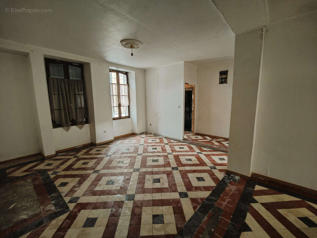 Maison à LAROCHE-SAINT-CYDROINE