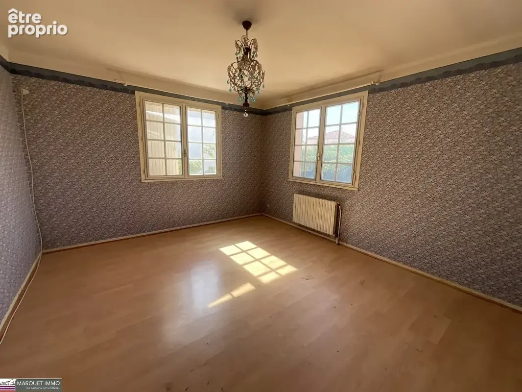 Cadre verdoyant et calme pour cette maison traditionnelle T6 de 141 m², en 3 faces, sur un terrain clos, arboré, piscinable et i - photo 10