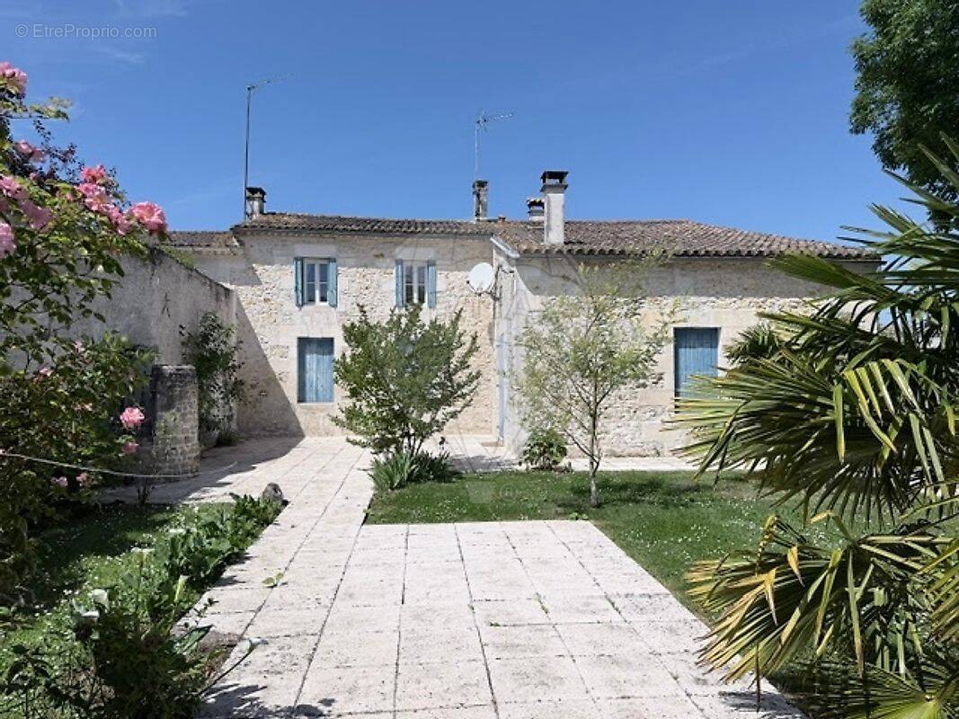Maison à CHAILLEVETTE