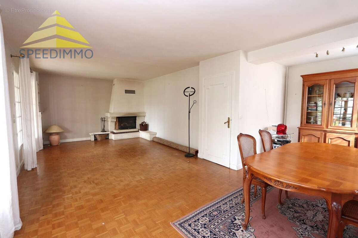 Maison à MANDRES-LES-ROSES