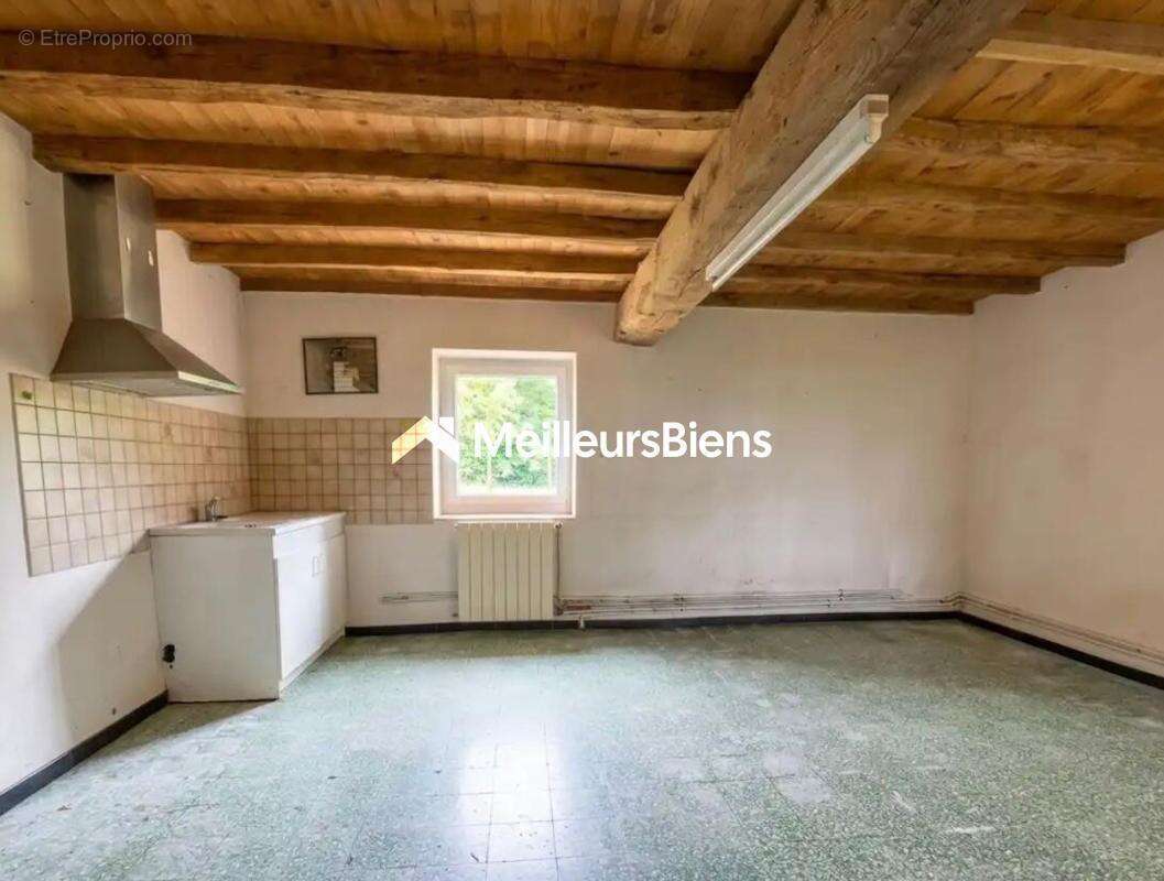 Ancien corps de ferme à fort potentiel sur 1 545 m² à Baneins - photo 4