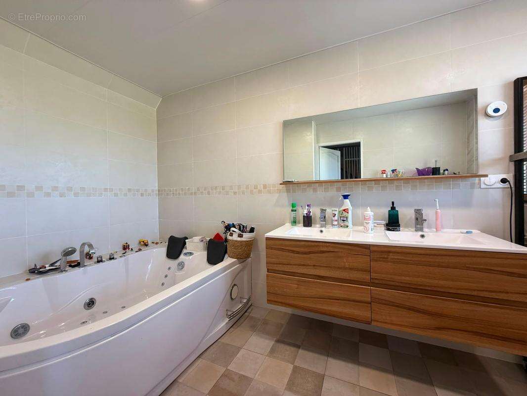 À VENDRE – Maison familiale de 177 m² avec fort potentiel – SALES (74150) - photo 8