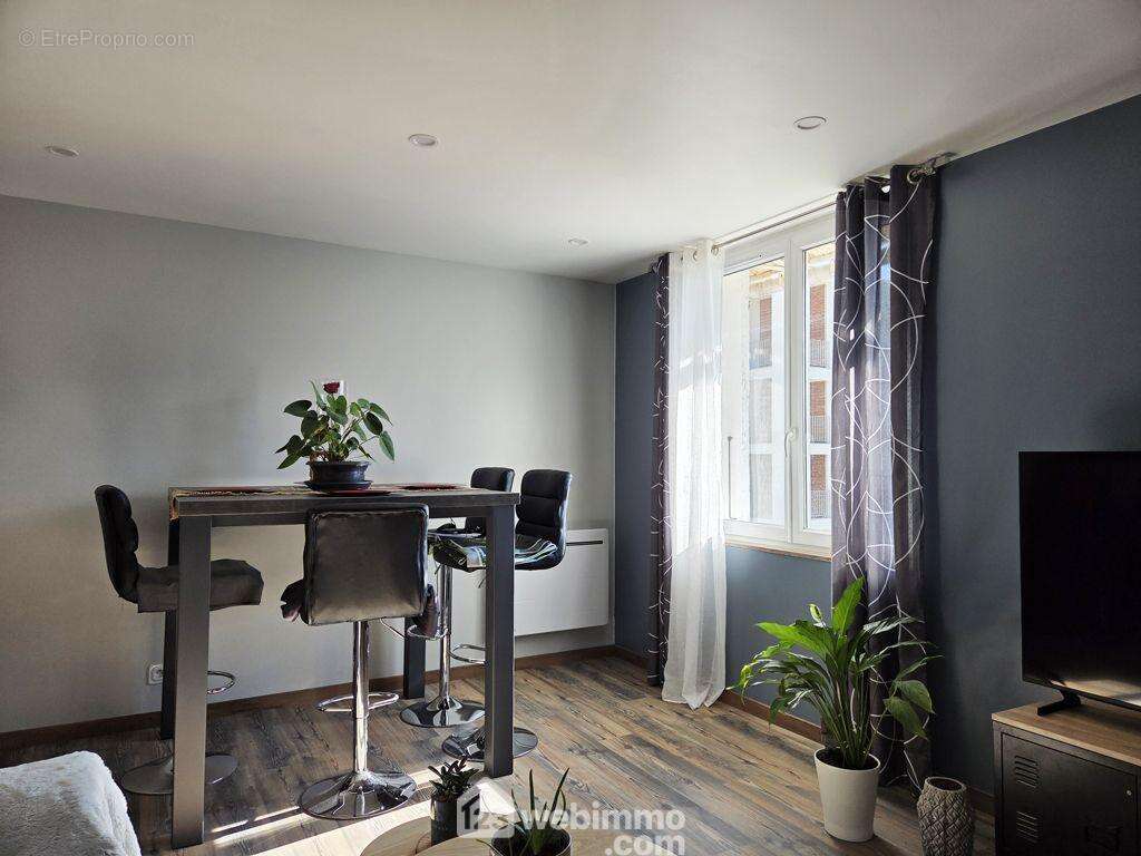 Son salon lumineux de 17m² offre une belle vue sur les montagnes. - Appartement à ALBERTVILLE