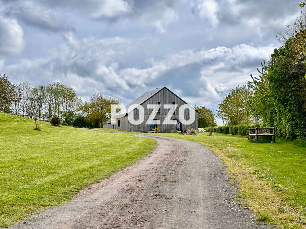 Maison + haras sur 11 ha avec piste, barn, 22 boxes, rond de longe, paddocks et herbage, vue Mt St Michel - photo 5