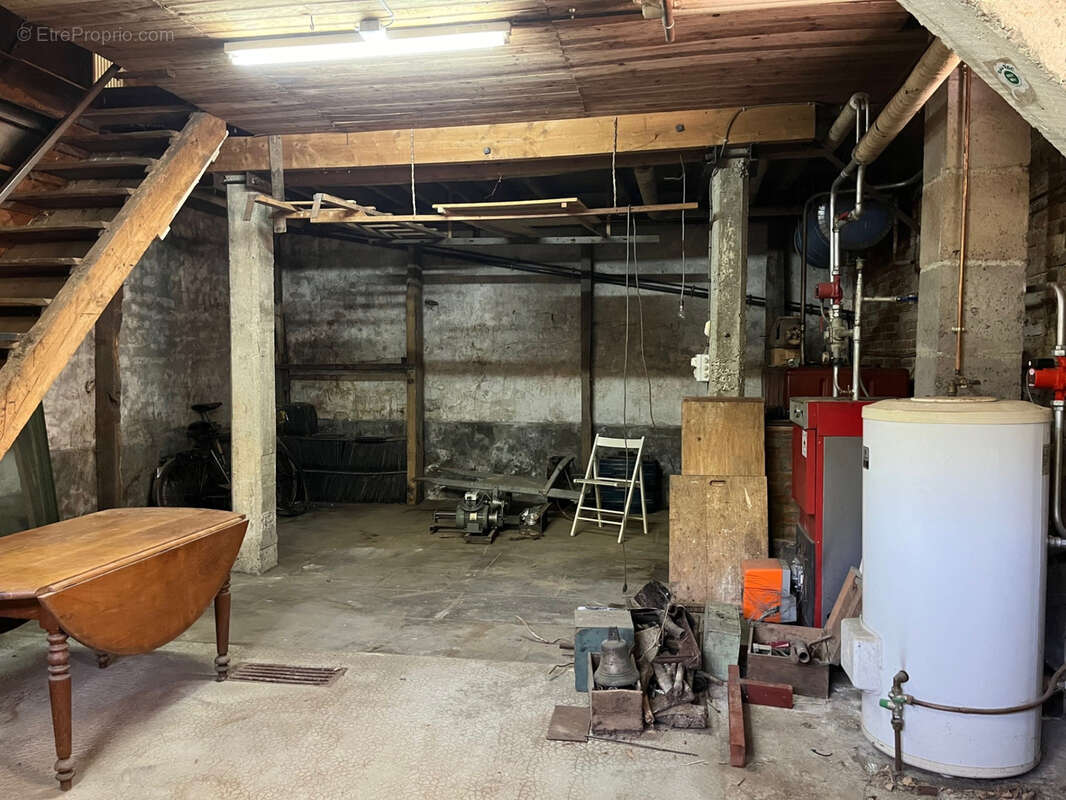 Coussac Bonneval Proche commerces, maison 5 pièces à rénover, garage et jardin. - photo 16