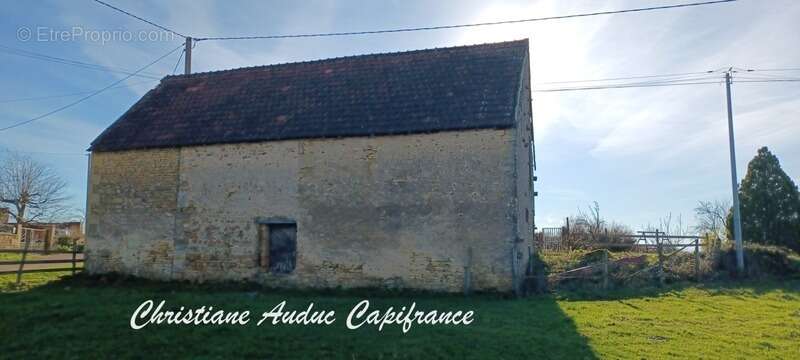 Entre Charolles, La Clayette et Paray le Monial, ancien corps de ferme en pierres, à rénover, sur parcelle de terrain de 900 m²  - photo 10