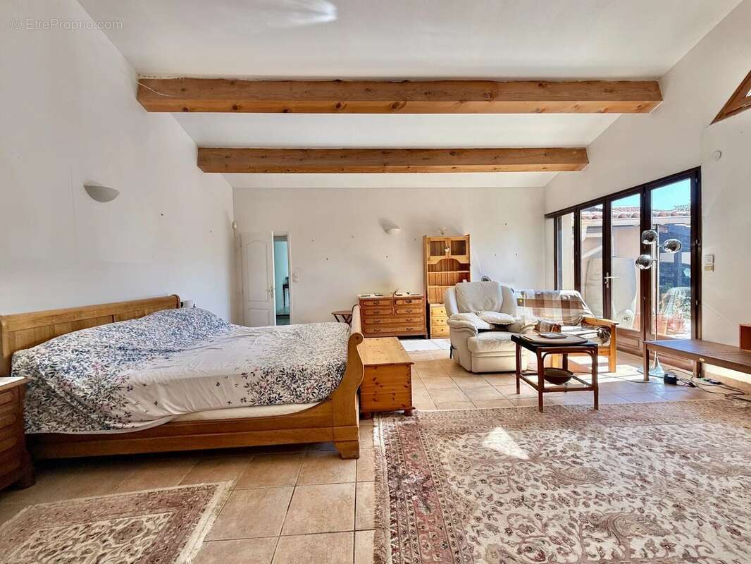 Maison de plain-pied rénovée avec 4 chambres, piscine et garage - photo 9