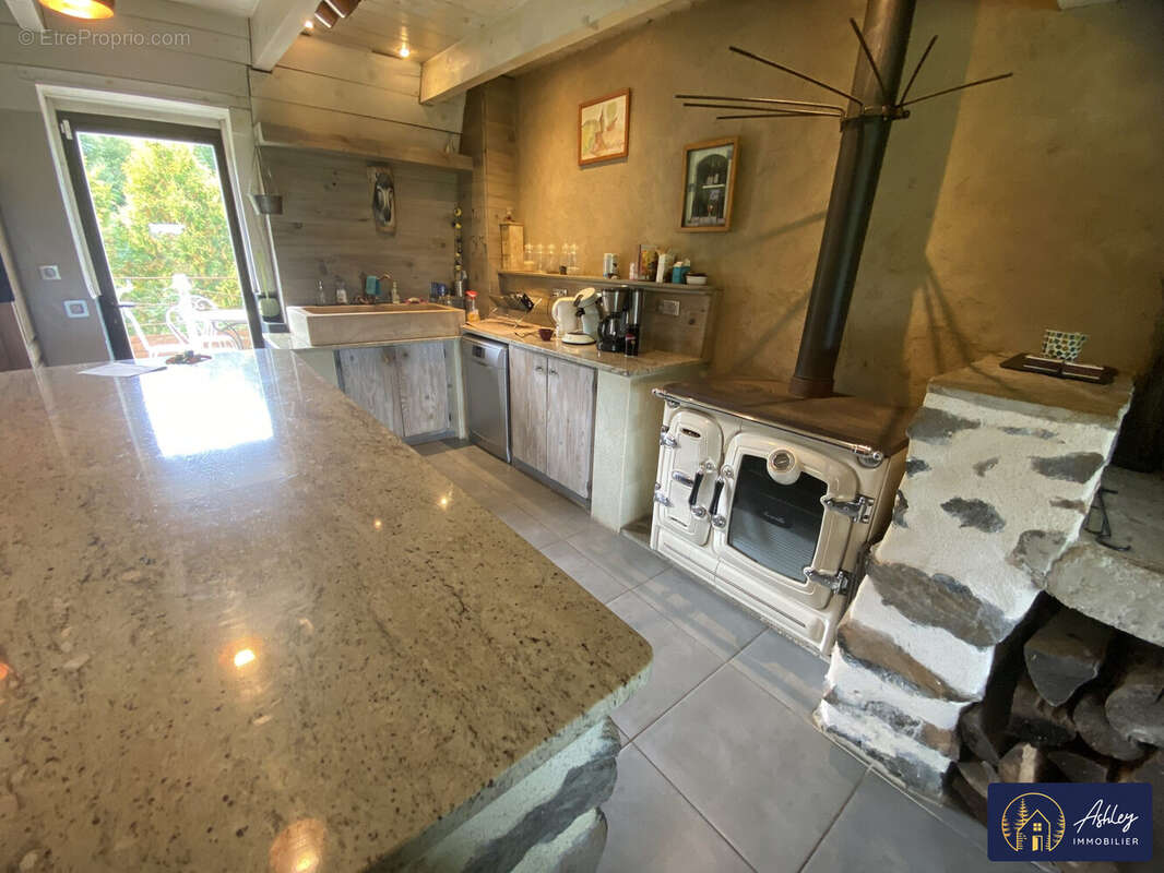 Maison 14 pièces LE MONTEIL (Cantal) - Maison à LE MONTEIL