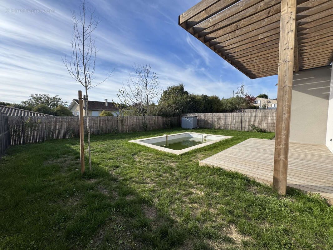 Jardin - Notaire Offert - Garage - 2 parkings - Piscine - photo 5