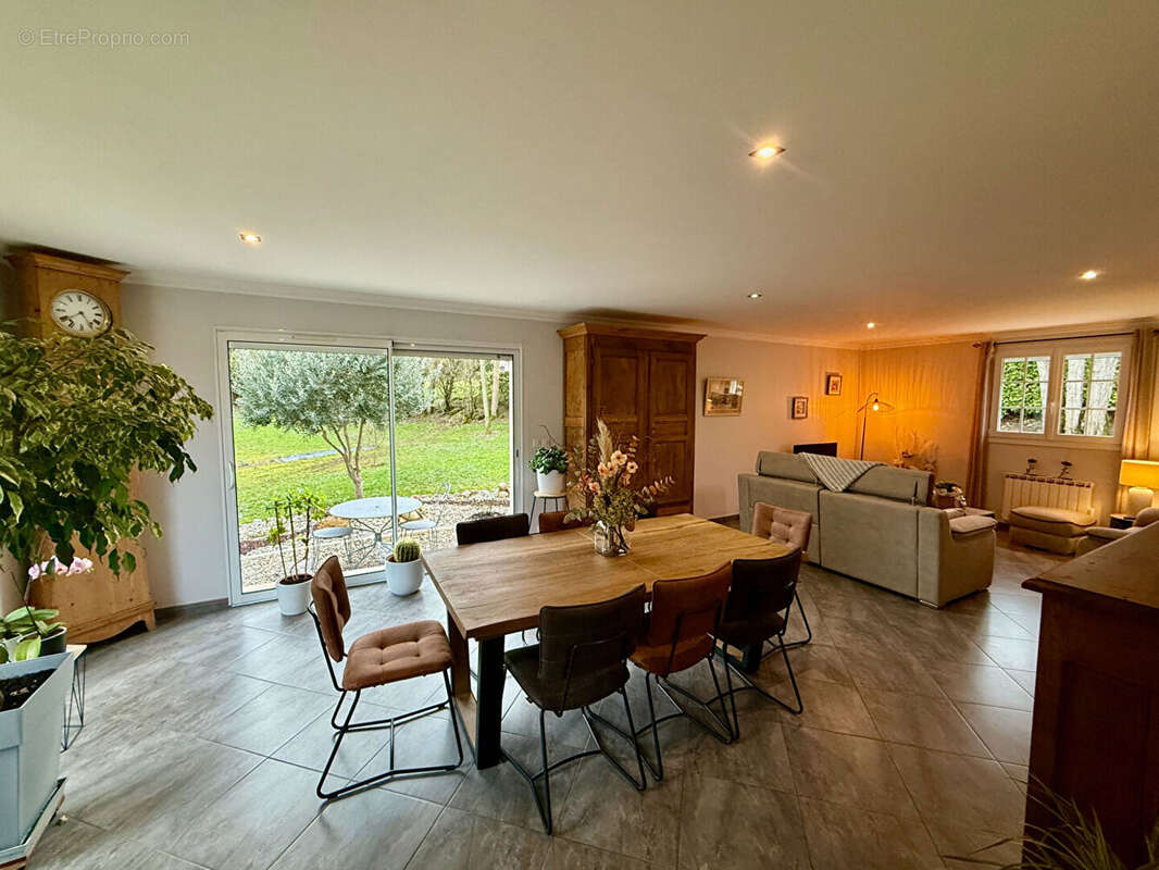 Maison à ALLEZ-ET-CAZENEUVE