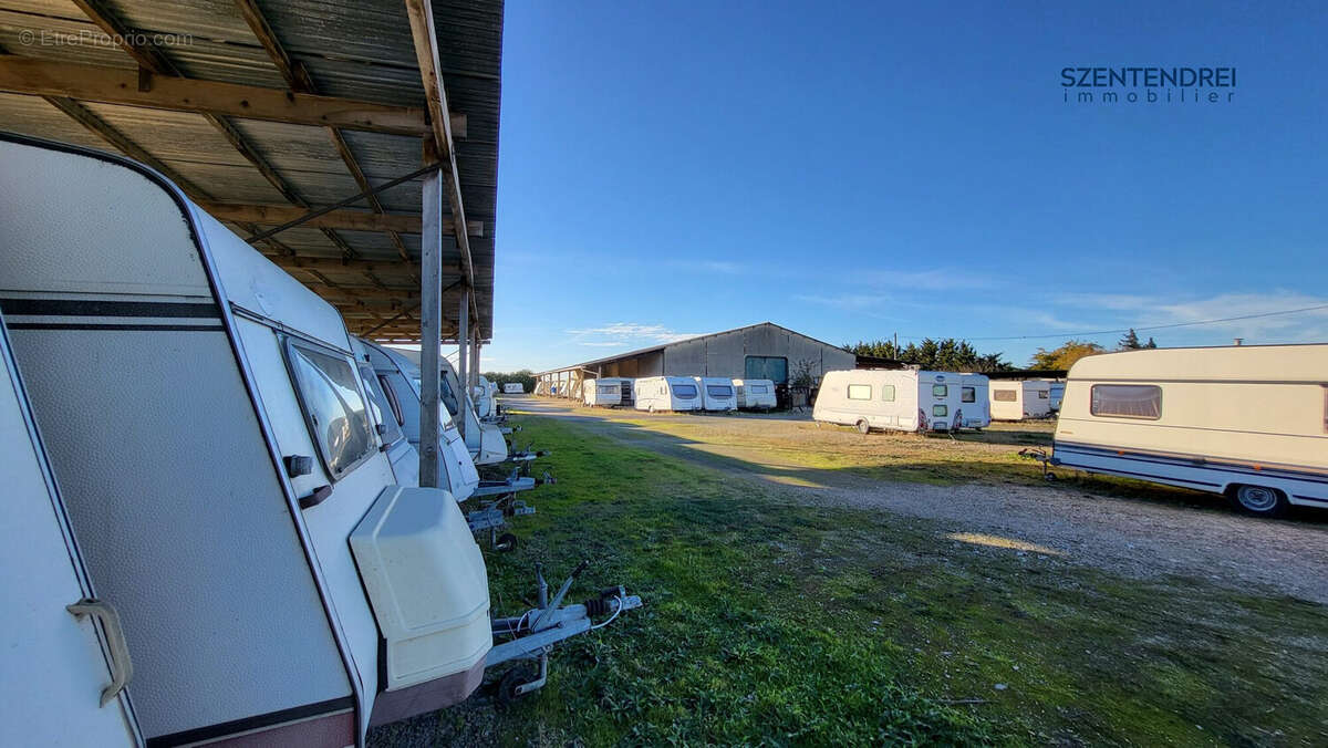 Commerce à SAINT-LAURENT-D'AIGOUZE