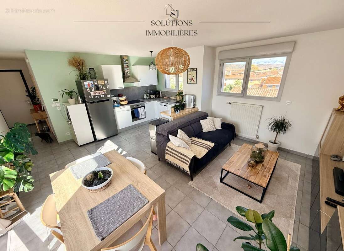 Appartement à LES ROCHES-DE-CONDRIEU