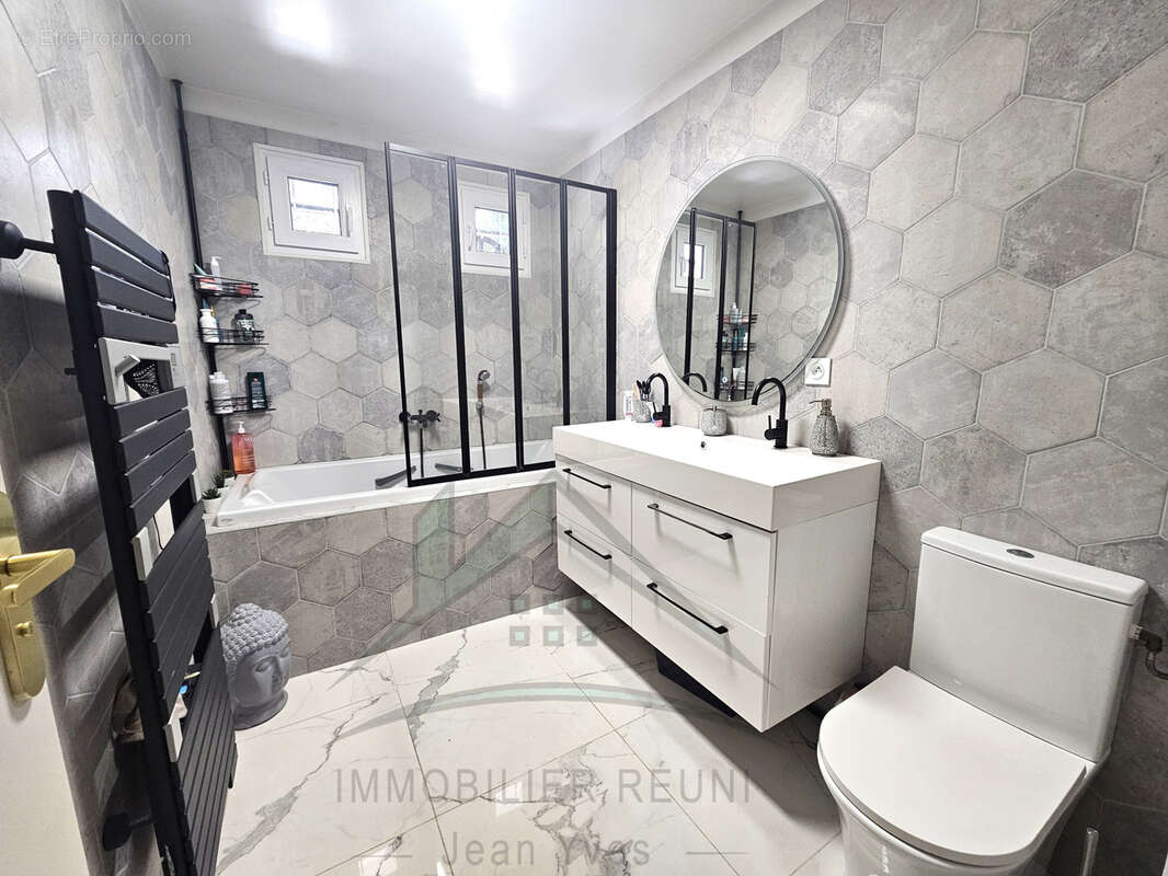 Un lieu atypique aux charmes incontestables ! 3 chambres   Garage   Cave   Jardin privatif - photo 13