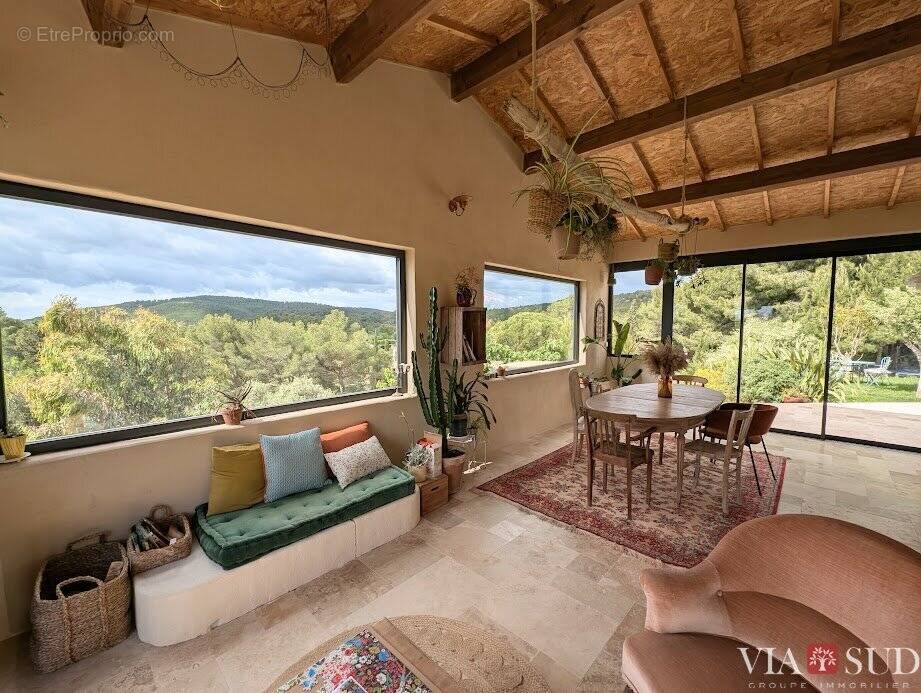 Maison à MONTOULIERS