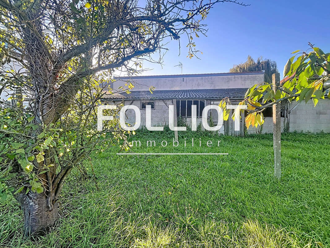 ACHAT/VENTE OUISTREHAM - Terrain constructible de 467 m² avec garages et hanger - photo 4