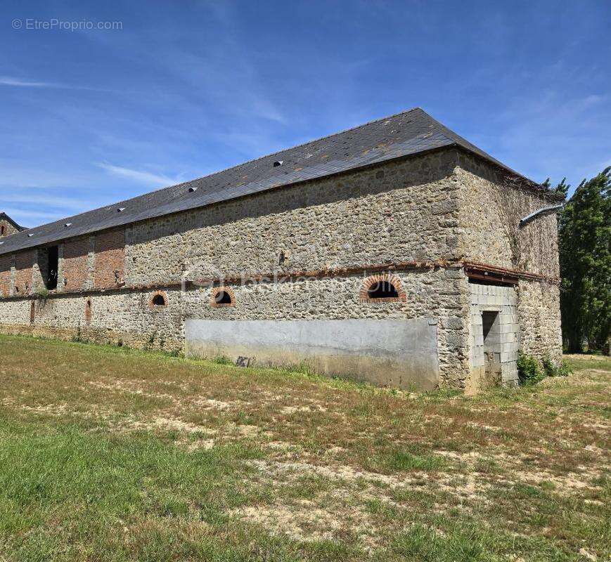 Axe Laval Mayenne, longère à rénover avec terrain - photo 2