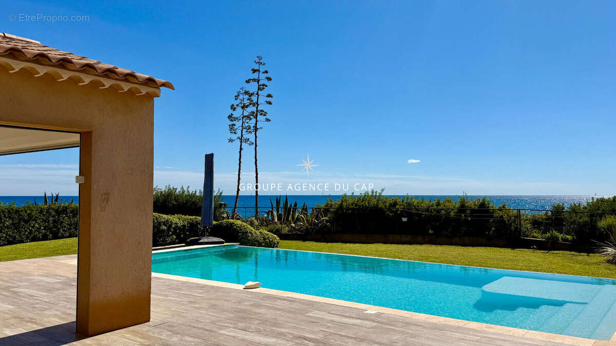 Villa pieds dans l'eau 7 pieces avec piscine vue golfe de saint tropez, aux issambres - photo 5
