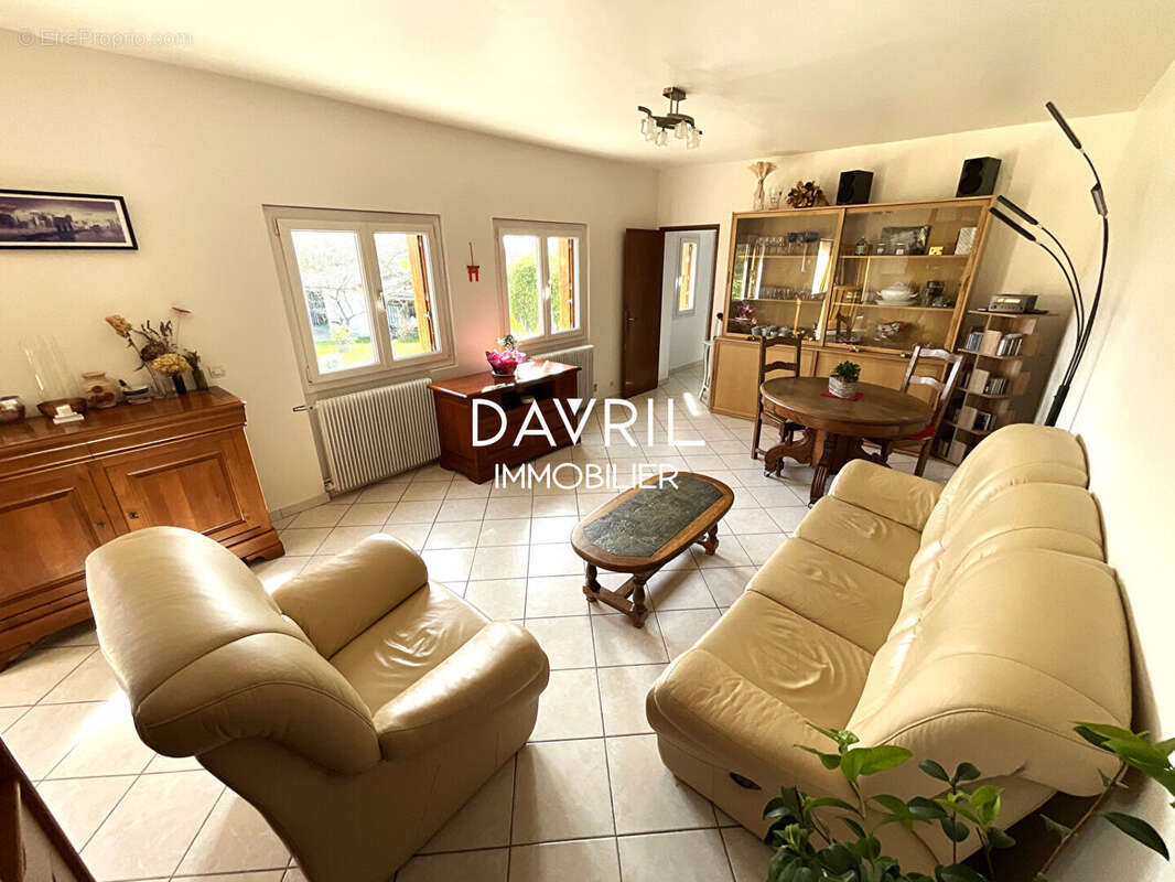 Maison à CHANTELOUP-LES-VIGNES