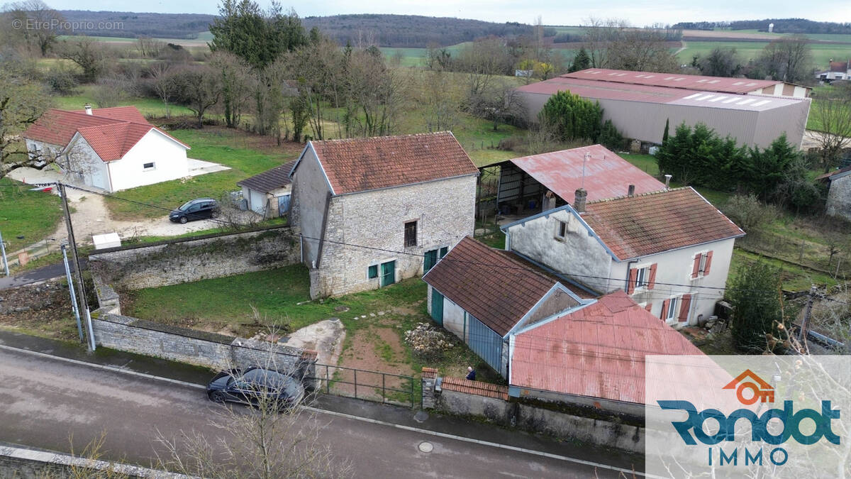 Maison à MONTIGNY-MORNAY-VILLENEUVE-SUR-VINGEANNE