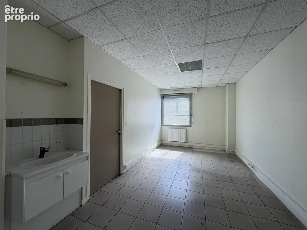 Locaux Professionnels - Zone INGRE - 375 m2 Plain Pied - photo 7
