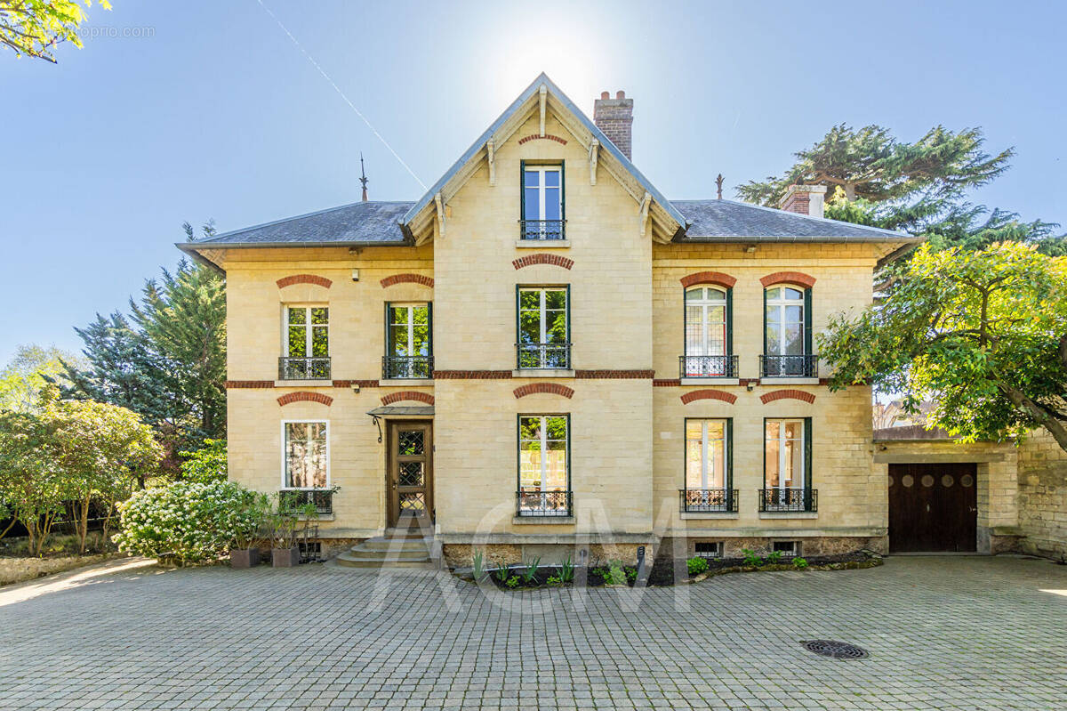 Maison à LE MESNIL-LE-ROI