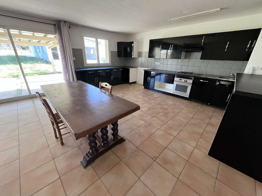 Séjour-cuisine - Maison à CHAMPAGNAC