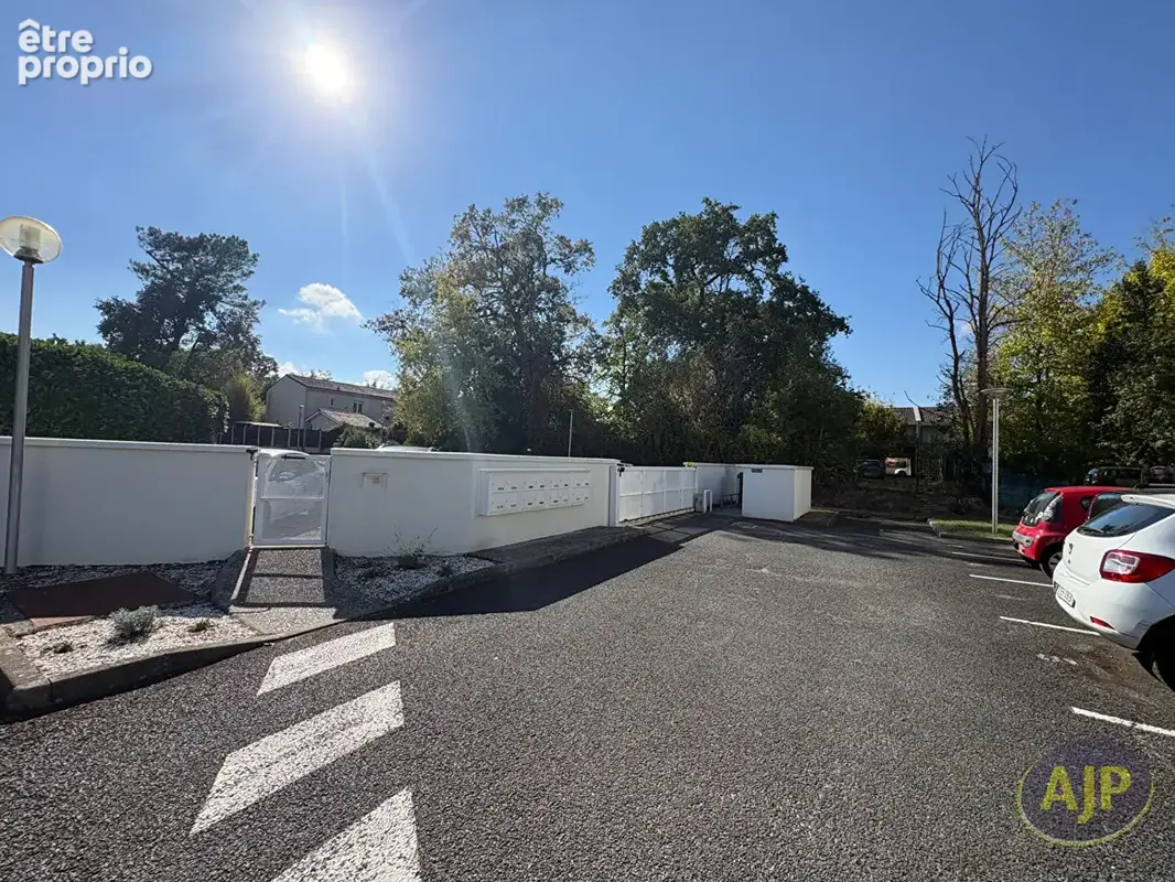 Pessac centre, T2 avec terrasse, place de parking et faibles charges - photo 8