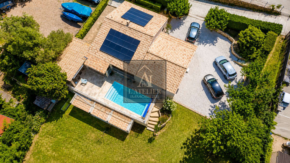 Maison de plain-pied d'une superficie de 136 m2 avec piscine sur une parcelle de 2000 m2 - photo 3