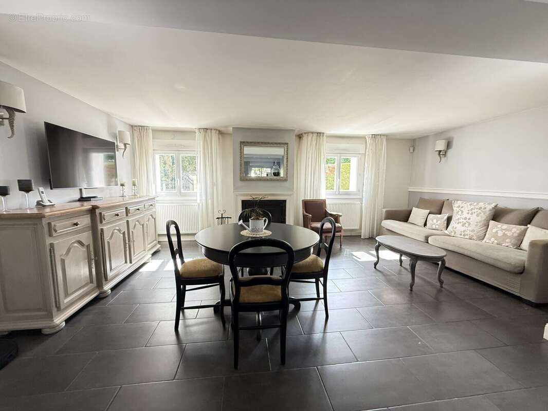 Salon-séjour - Maison à JOUE-LES-TOURS