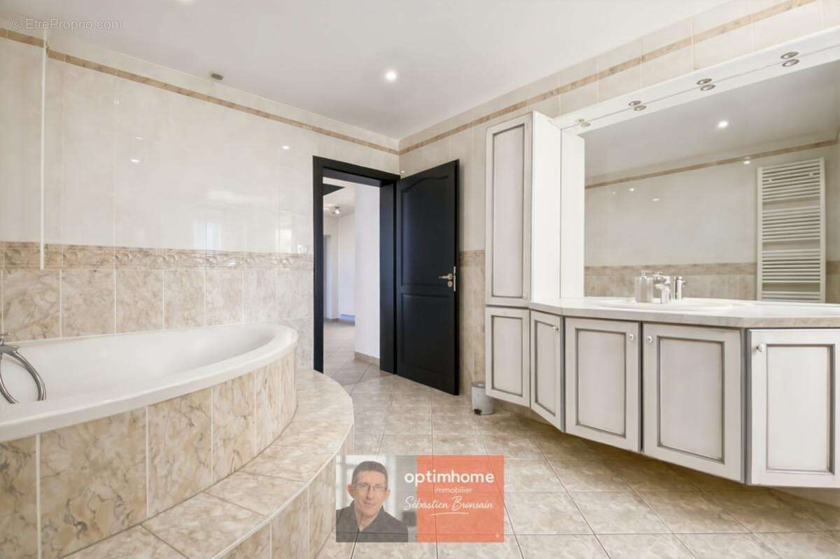 Dole – Grande maison familiale de 295 m² avec 7 chambres et jardin de 1 700 m² - photo 13