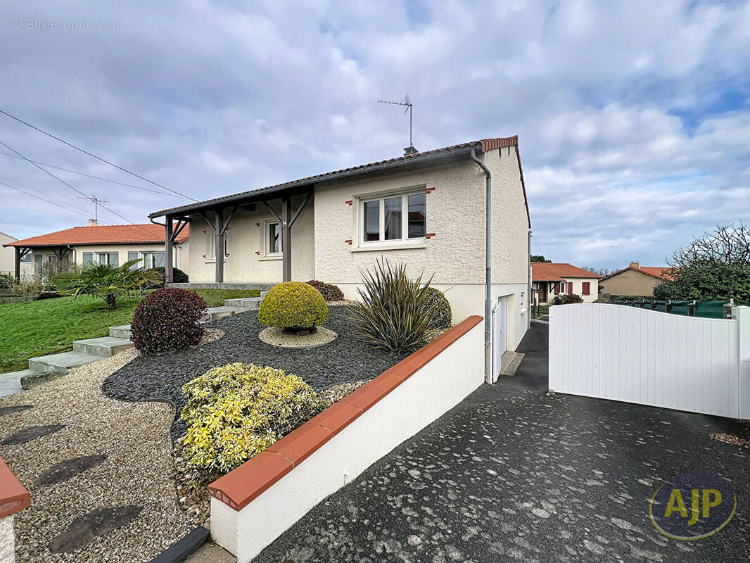 Maison à SAINT-MACAIRE-EN-MAUGES