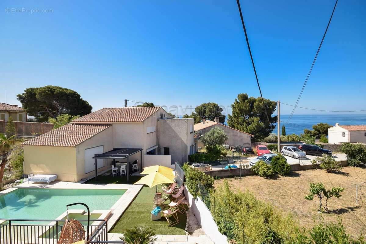 APPARTEMENT T4 ESPRIT MAISON AVEC PISCINE, JARDIN PRIVATIF DE 450 M² ET VUE MER L\'ESTAQUE  13016 Marseille n°7 - Appartement à MARSEILLE-16E